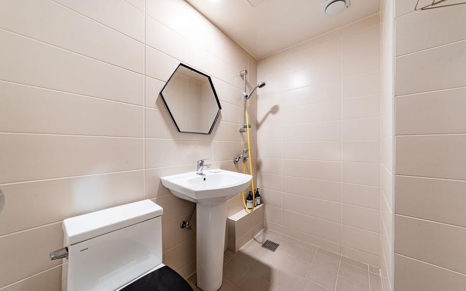 Standard Room | Bathroom | Shower, hair dryer, towels
