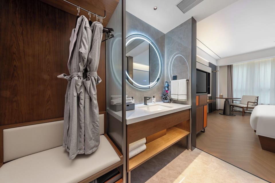Comfort Single Room, 1 King Bed, Non Smoking, Housekeeping | Premium bedding, minibar (free items), in-room safe, desk