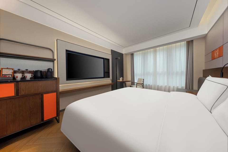Comfort Single Room, 1 King Bed, Non Smoking, Housekeeping | Premium bedding, minibar (free items), in-room safe, desk