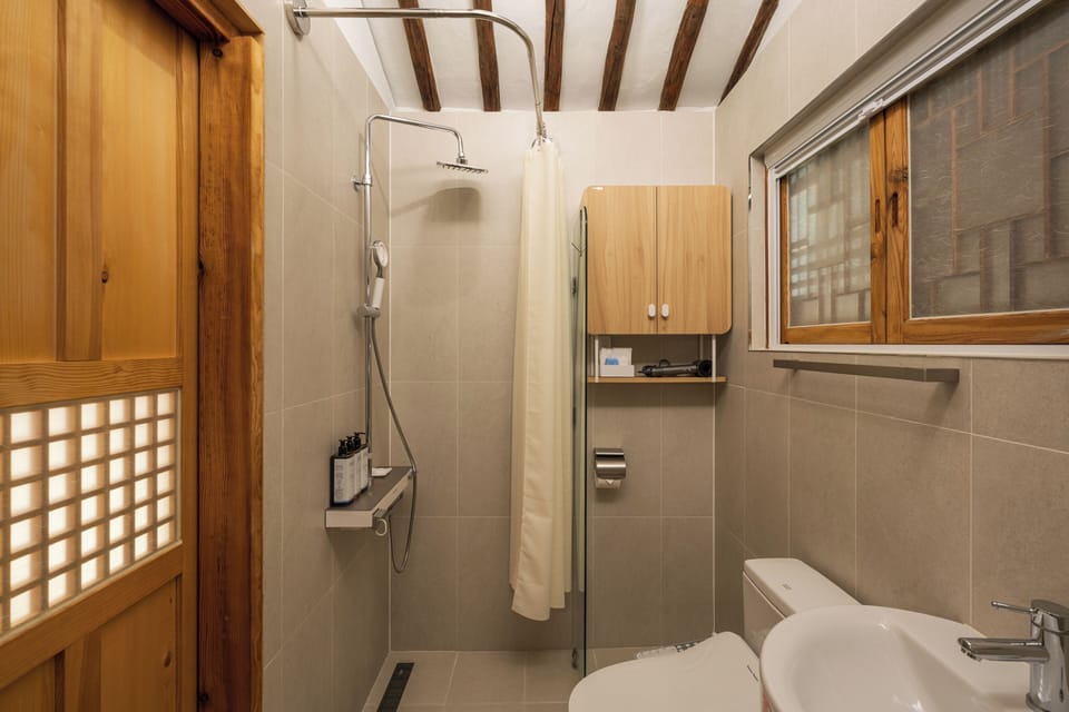 Traditional House, Courtyard View | Bathroom | Free toiletries, slippers, bidet, towels