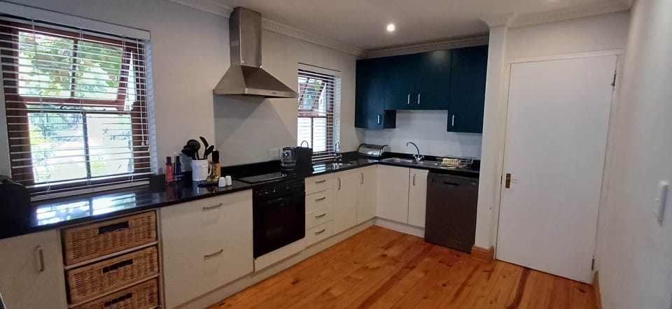 Full-size fridge, microwave, oven, stovetop