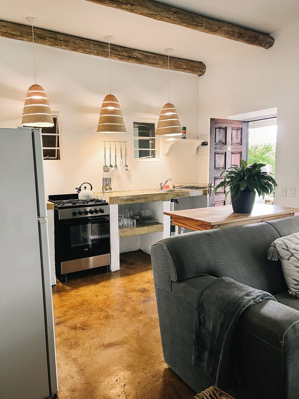 Luxury Suite | Living area | 0-inch LED TV with satellite channels, TV, books