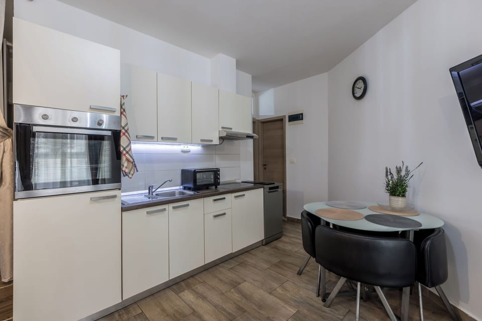 Comfort Studio | Private kitchen | Fridge, microwave, oven, stovetop