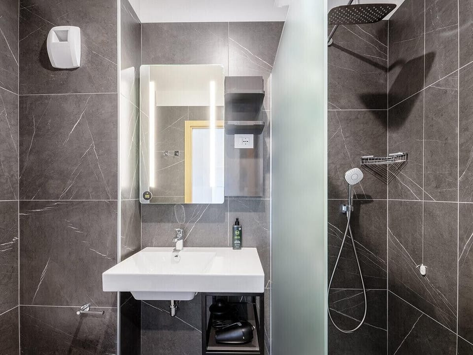 Shower, hair dryer, bidet, towels