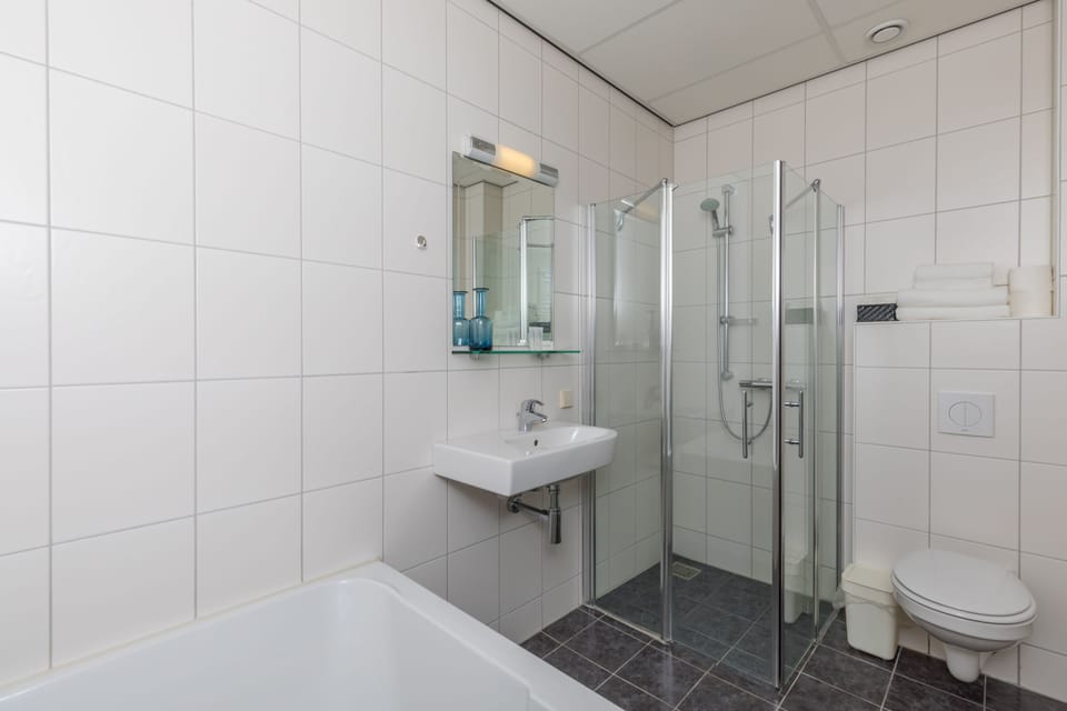 Suite | Bathroom | Hair dryer, towels