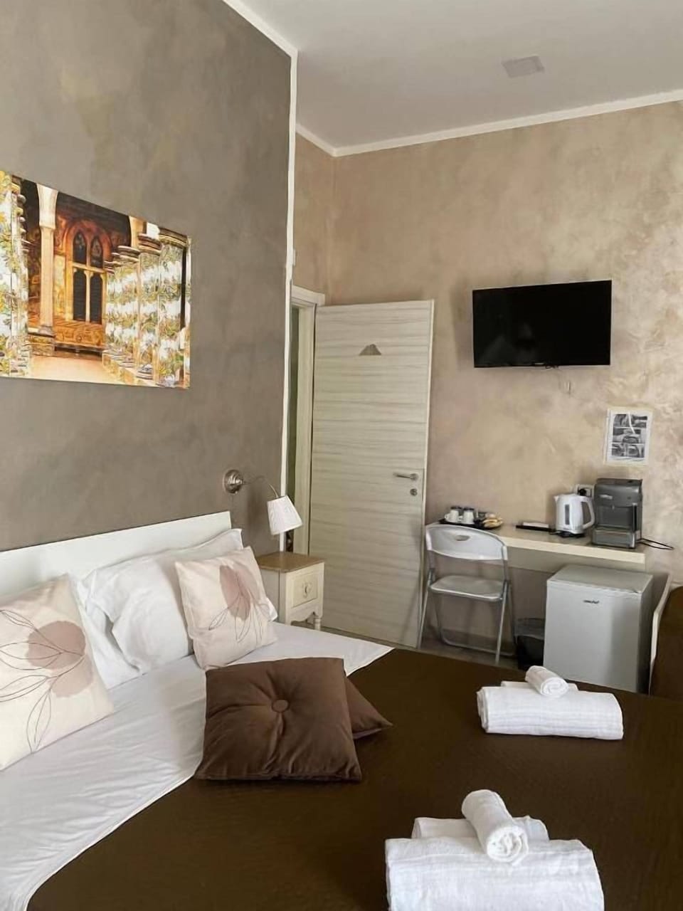 In-room safe, soundproofing, iron/ironing board, free WiFi