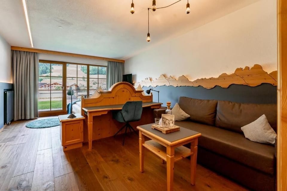 Deluxe Double Room, Mountain View | Living area | 50-cm flat-screen TV with cable channels, table tennis, toys