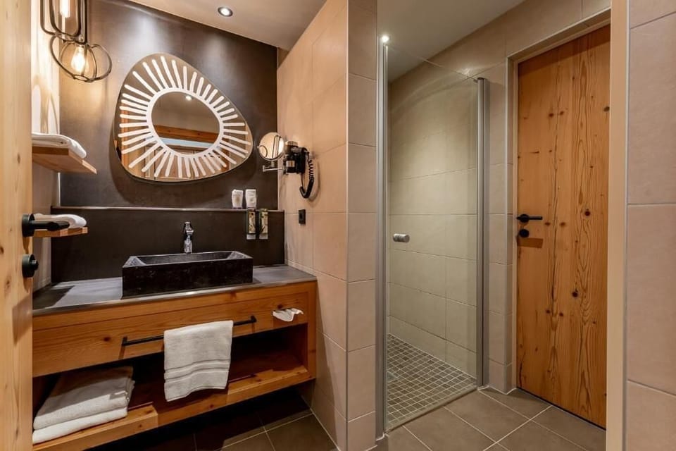 Deluxe Double Room, Mountain View | Bathroom | Free toiletries, hair dryer, bathrobes, towels