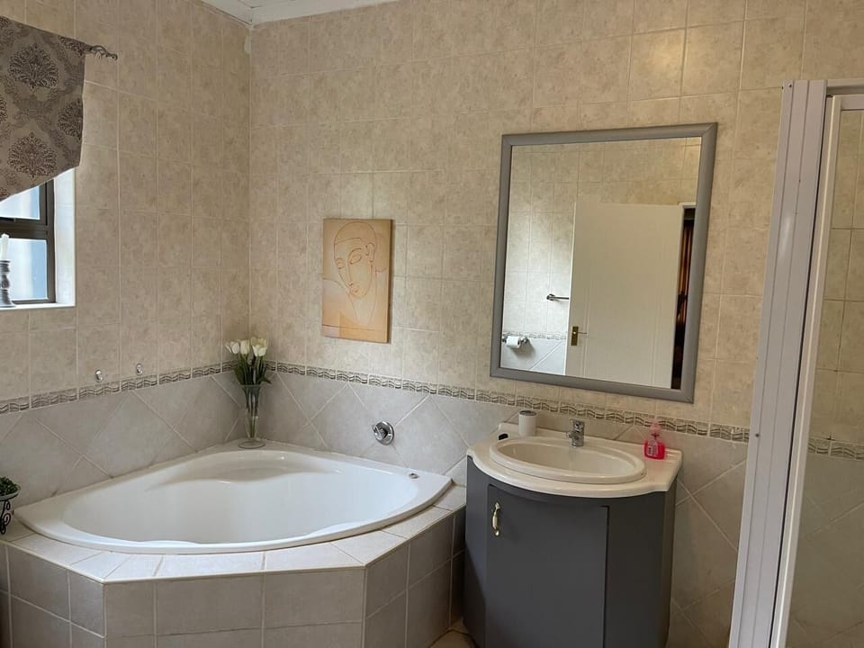 Double Room, 1 Queen Bed, Non Smoking, Garden View | Bathroom | Combined shower/tub, towels, soap, shampoo