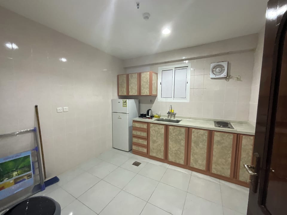 Mini-fridge, oven