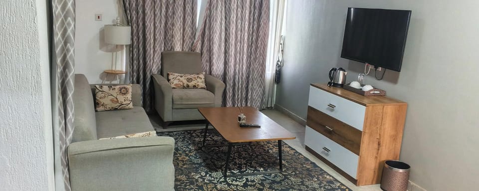 Junior Studio Suite, City View | Living area