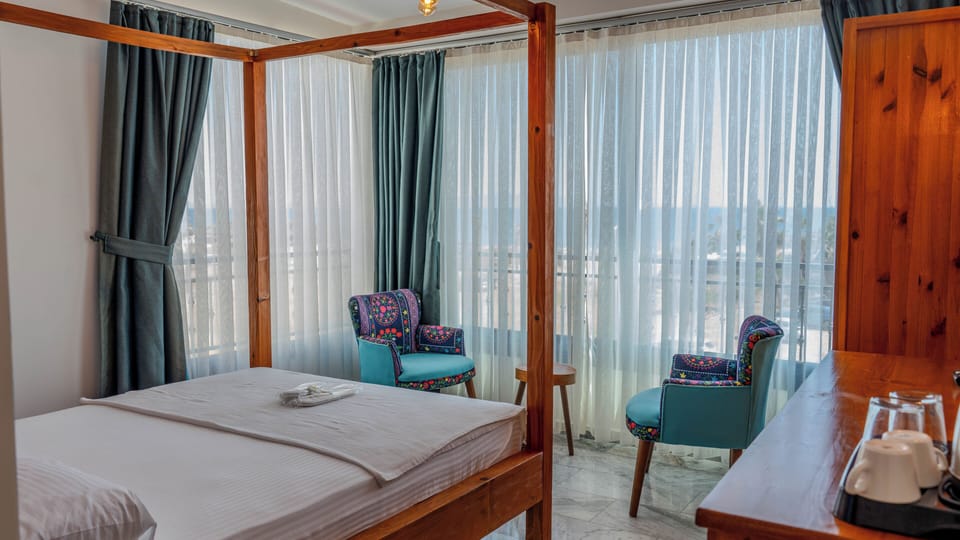 Double Room, Sea View | Blackout drapes, iron/ironing board (on request), WiFi (free)