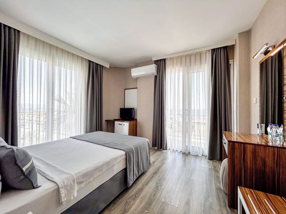 Standard Double Room, Balcony, Sea View | In-room safe, WiFi (free)