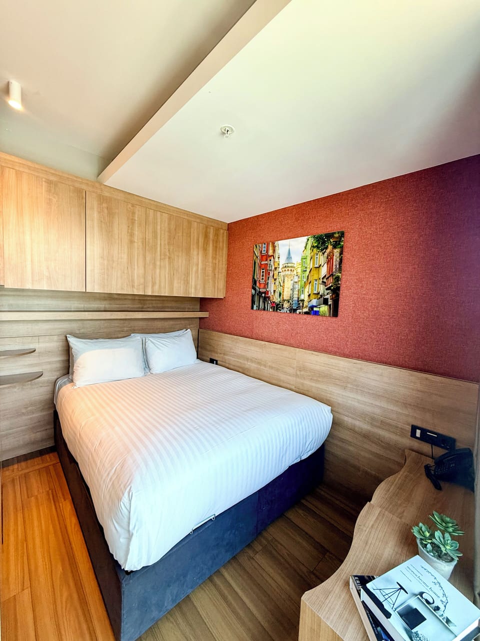 Premium bedding, in-room safe, desk, laptop workspace