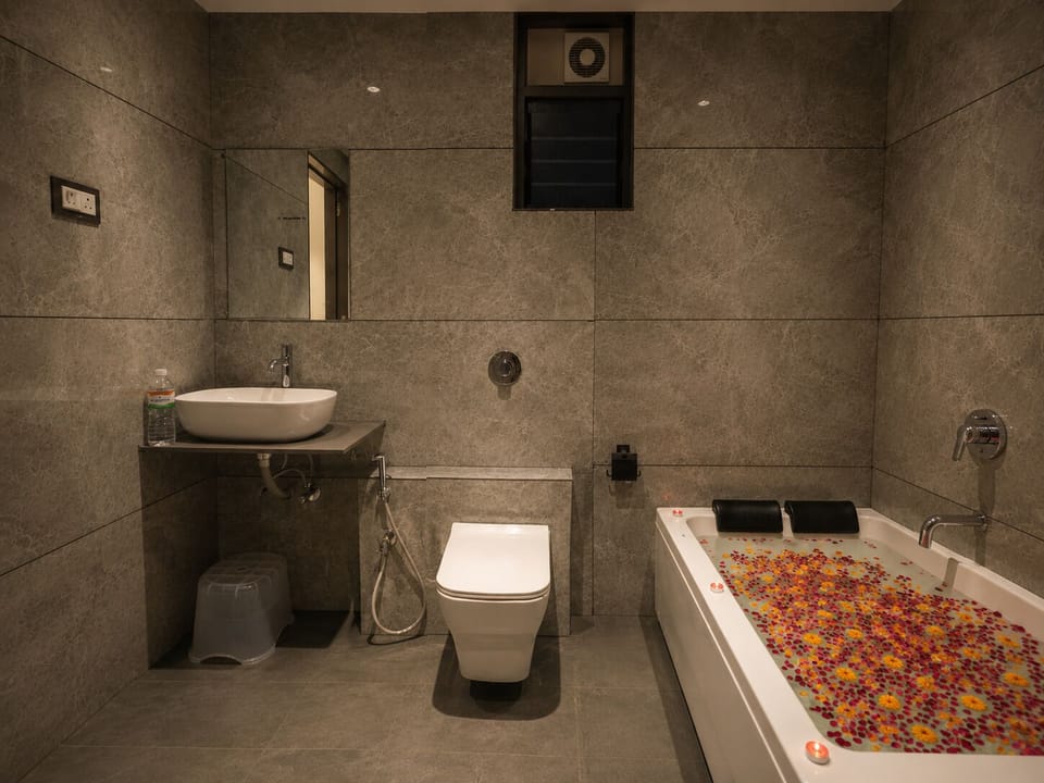 Superior Room | Bathroom | Shower, rainfall showerhead, eco-friendly toiletries, bidet