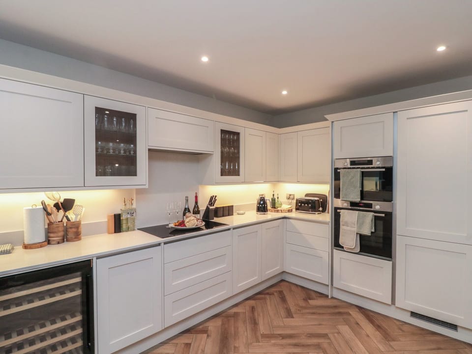 Cottage | Private kitchen | Dishwasher, cookware/dishes/utensils