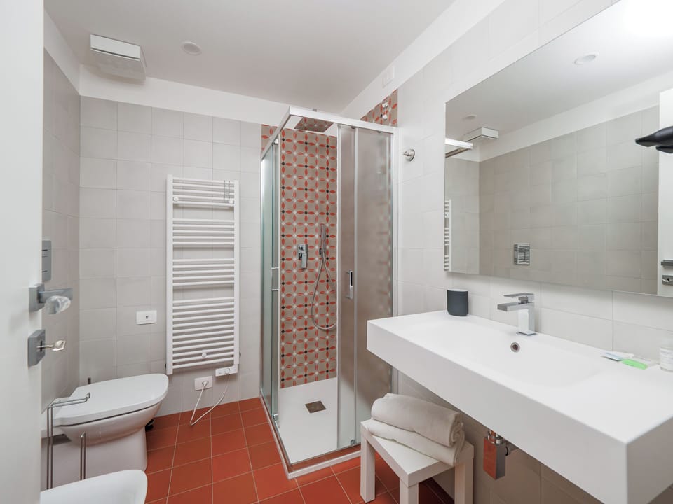 Comfort Double Room, Partial Sea View | Bathroom | Shower, free toiletries, hair dryer, towels