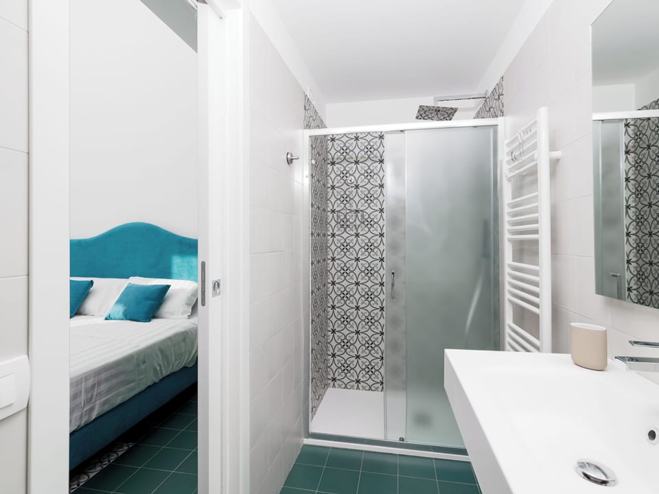 Superior Double Room | Bathroom | Shower, free toiletries, hair dryer, towels