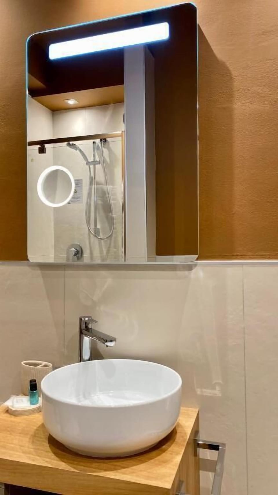 Deluxe Room | Bathroom | Shower, hair dryer, towels, toilet paper