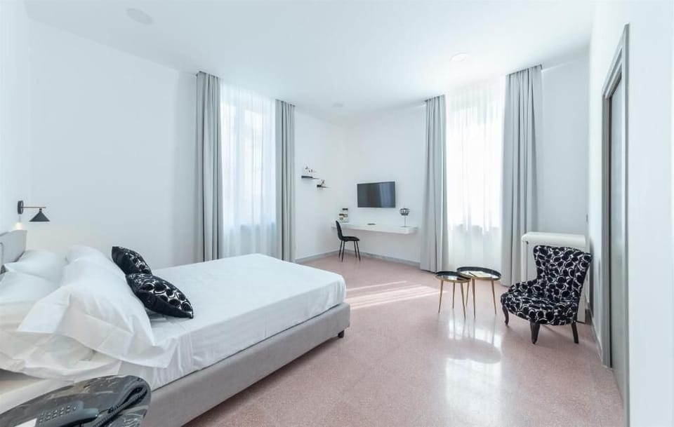 Junior Suite, Sea View | Desk, laptop workspace, free WiFi, bed sheets
