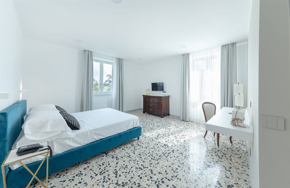 Deluxe Room | Desk, laptop workspace, free WiFi, bed sheets