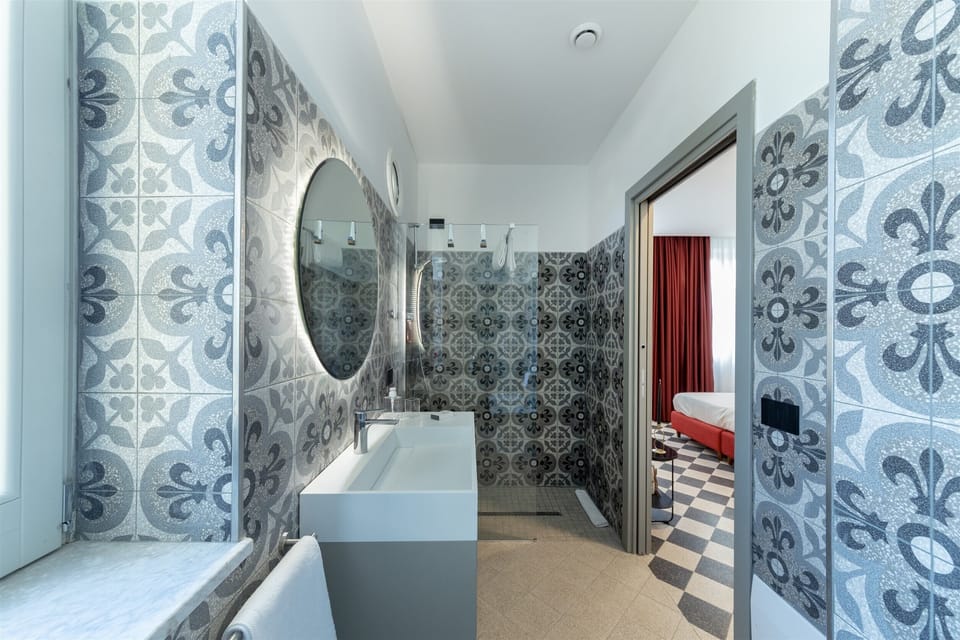 Deluxe Room | Bathroom | Shower, hair dryer, bidet, towels