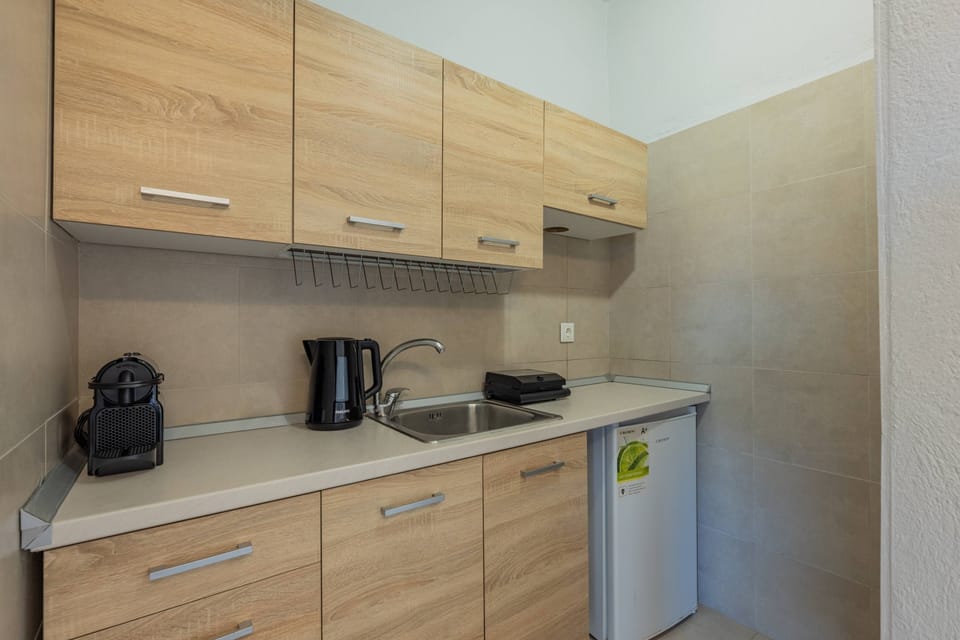 Deluxe Apartment, Balcony, Garden View | Private kitchen | Mini-fridge