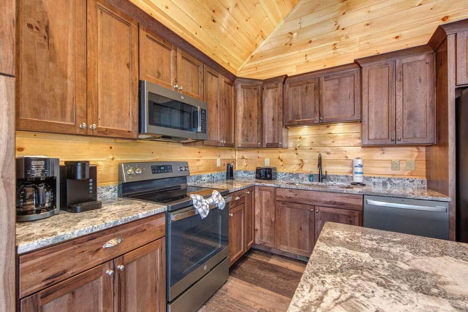 Cabin, Multiple Beds, Pets Not Allowed, Mountain View (Jump on Inn) | Private kitchen | Fridge, microwave, oven, stovetop
