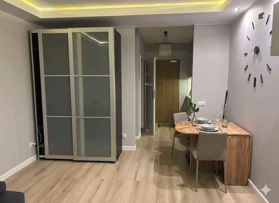 Studio Suite, Balcony | Dining