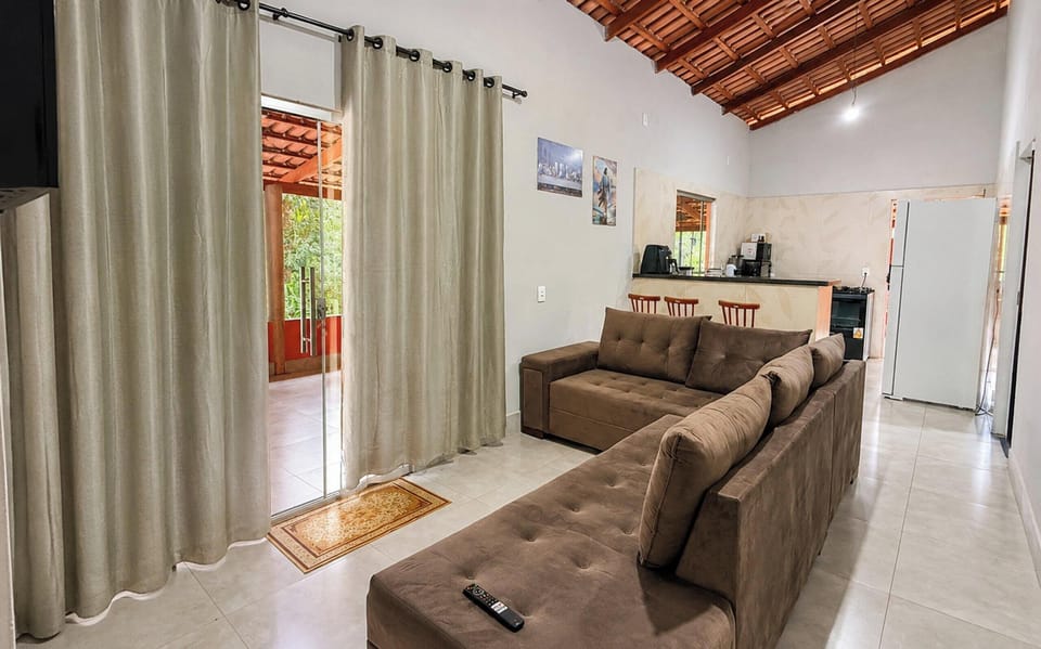 Recanto Santa Bárbara com Piscina - Pirenópolis | Living area | 65-inch TV with digital channels, Netflix, streaming services