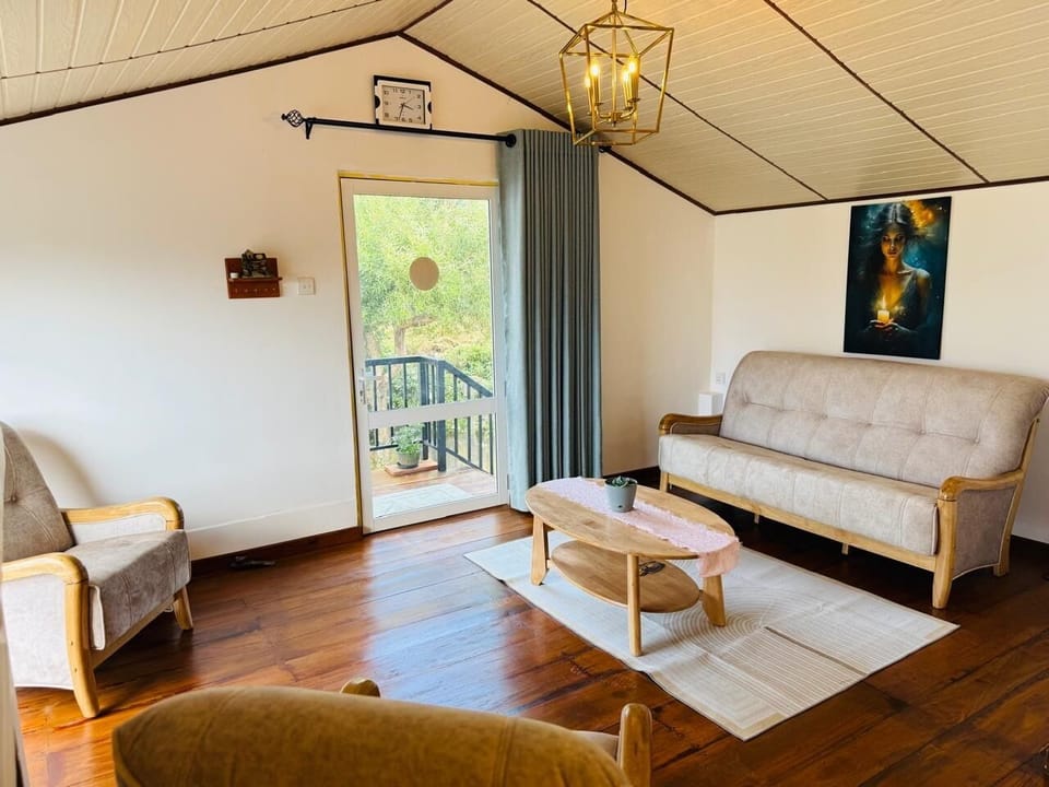 Luxury Apartment, Balcony, Lake View | Living area