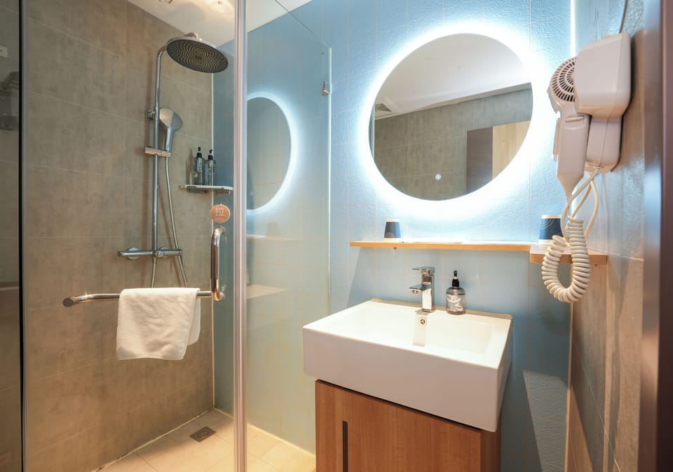 Basic Twin Room | Bathroom | Shower, free toiletries, hair dryer, towels
