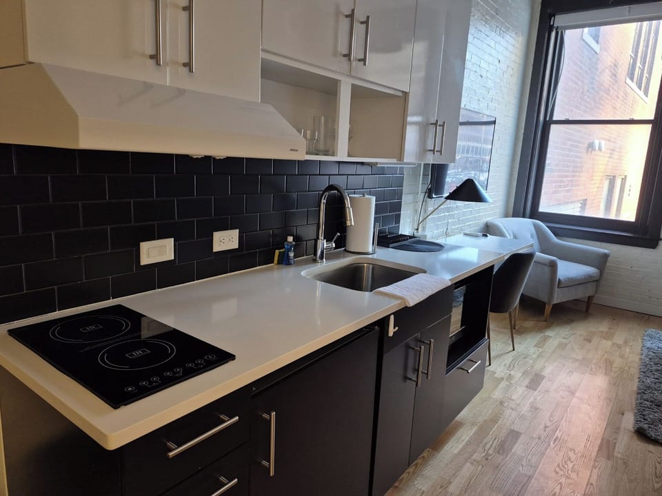 Apartment, City View | Private kitchen | Mini-fridge, microwave, cookware/dishes/utensils