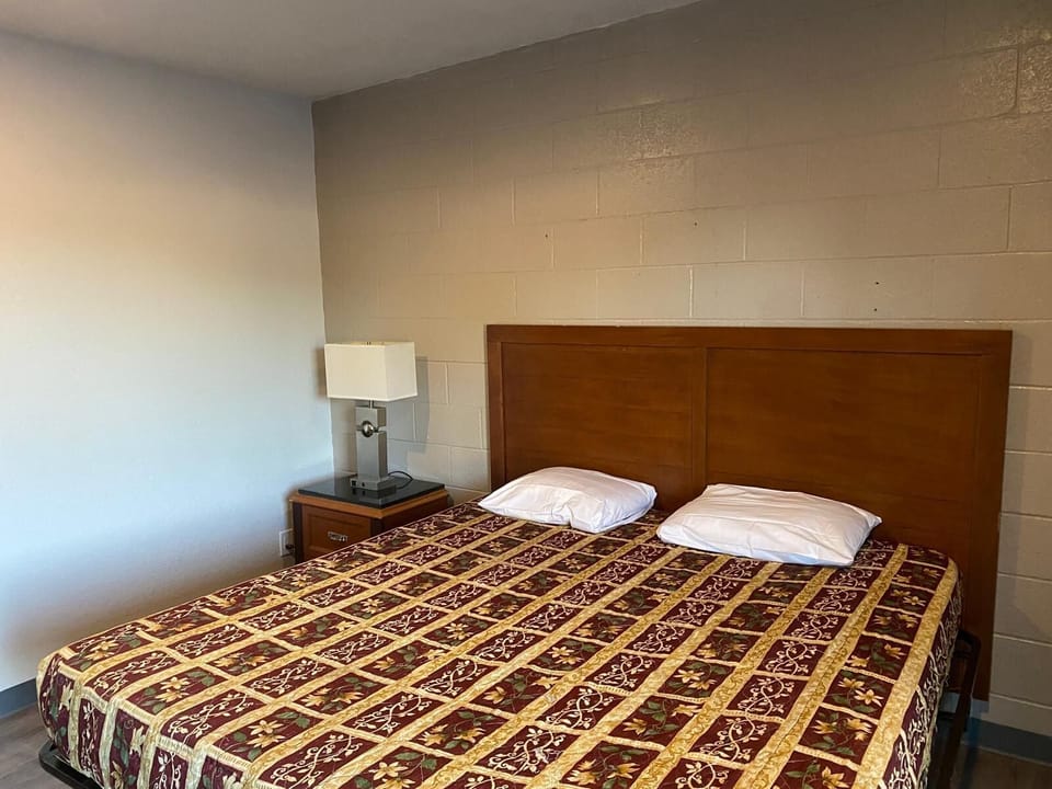 Single Room, 1 King Bed, Non Smoking | Blackout drapes, WiFi (free)