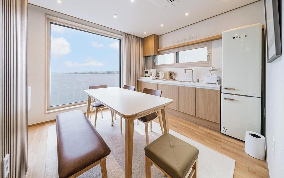 Ocean Suite Grand Panorama Suite | Private kitchen | Shared fridge, microwave