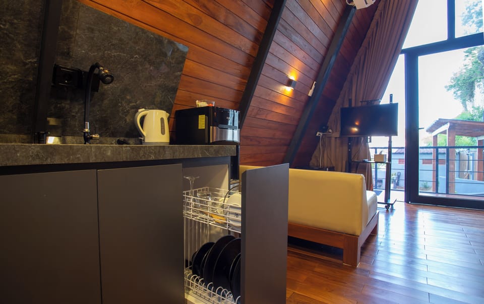 Deluxe Double Room, Pool Access | Interior