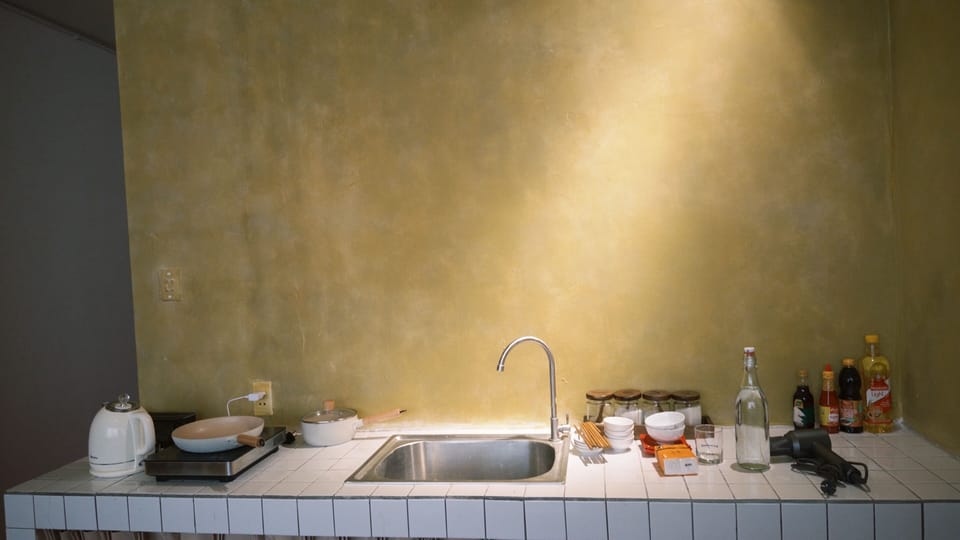 Deluxe Double Room | Private kitchen | Microwave, stovetop, cookware/dishes/utensils