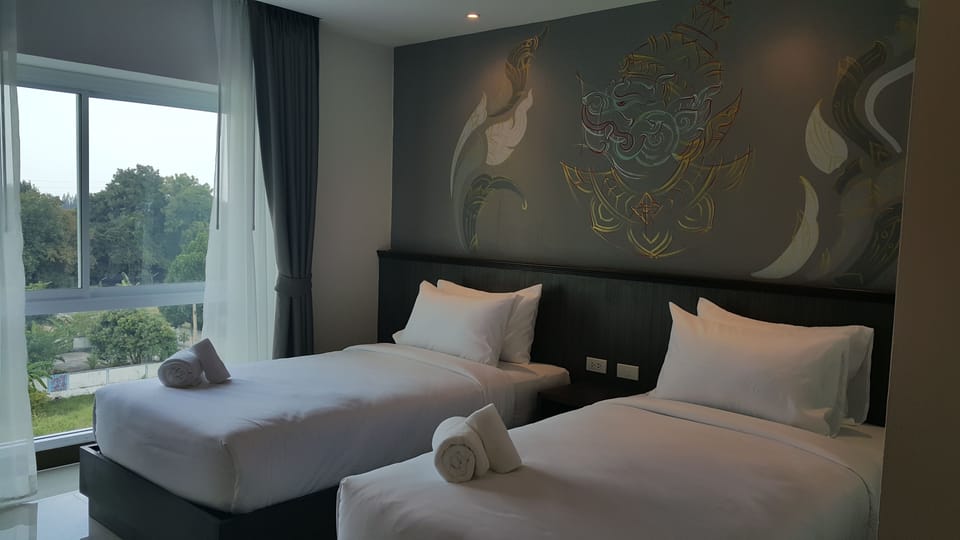 Deluxe Double Room, 1 King Bed, City View | In-room safe, desk, free WiFi