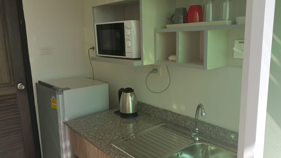 Junior Studio Suite, 1 King Bed, Garden View | Private kitchenette | Fridge, coffee/tea maker, electric kettle
