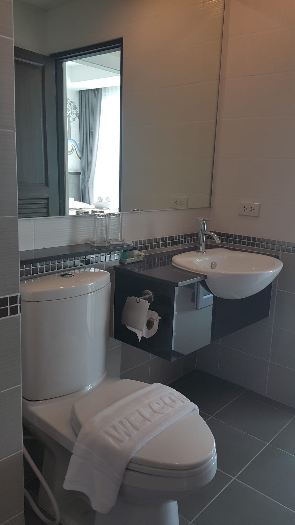 Junior Studio Suite, 1 King Bed, Garden View | Bathroom | Shower, free toiletries, hair dryer, towels