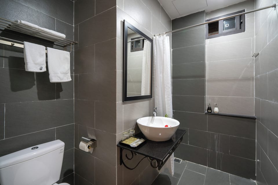 Basic Double Room | Bathroom | Shower, hair dryer, towels, soap