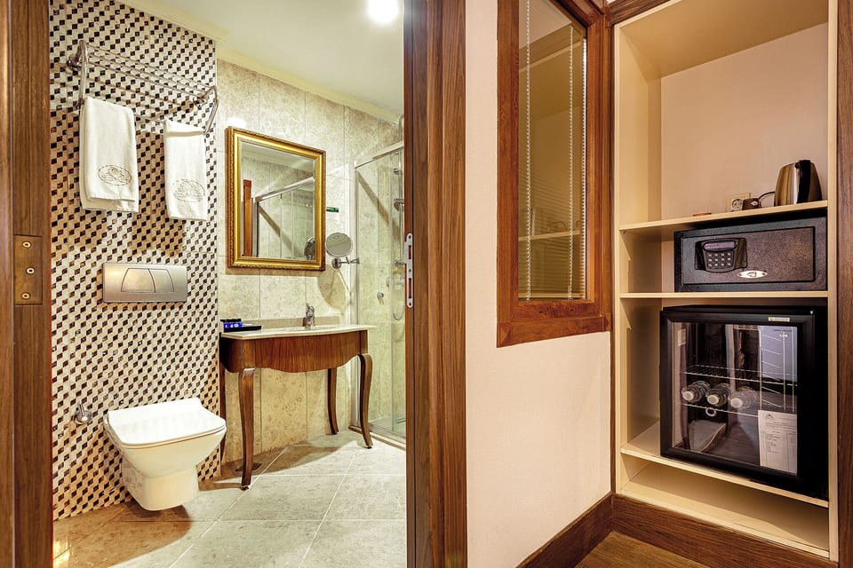 Triple Room | Bathroom | Shower, free toiletries, hair dryer, slippers