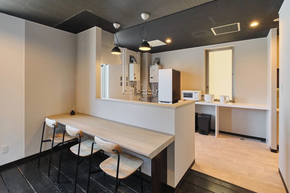 Deluxe Apartment, City View | In-room dining