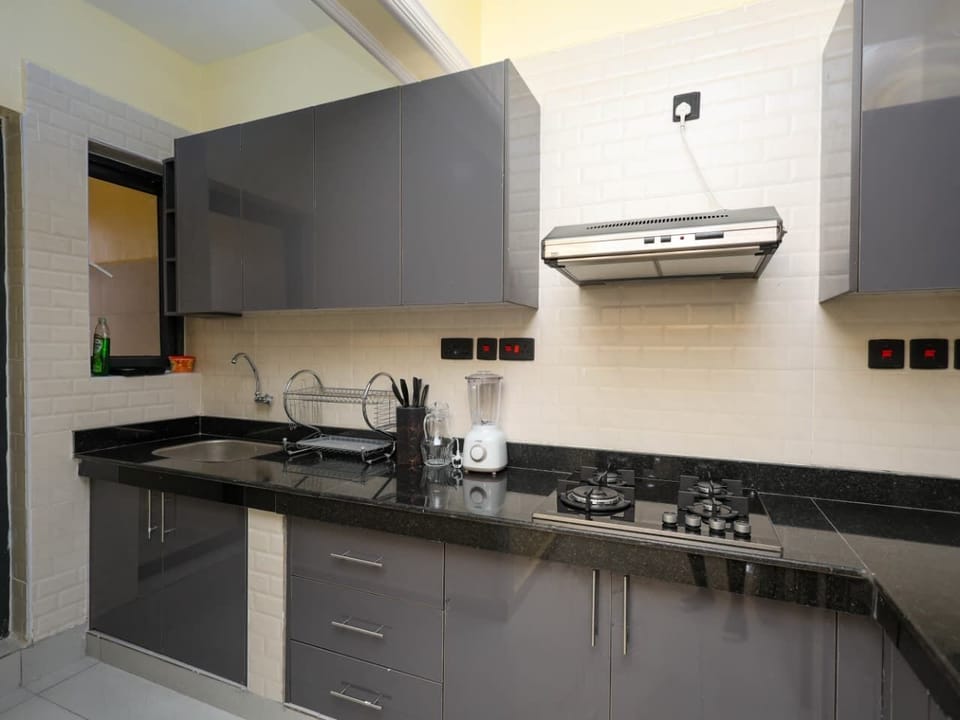 Coffee/tea maker, full-size fridge, microwave, oven