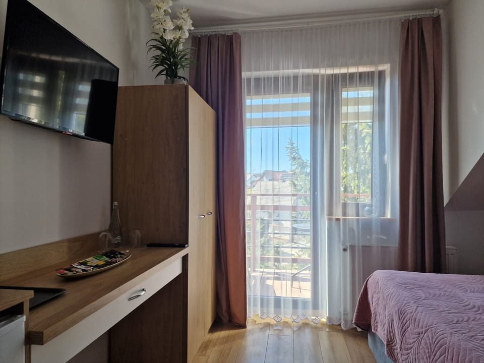 Comfort Double Room, Ground Floor | Premium bedding, iron/ironing board, WiFi (free), individually decorated