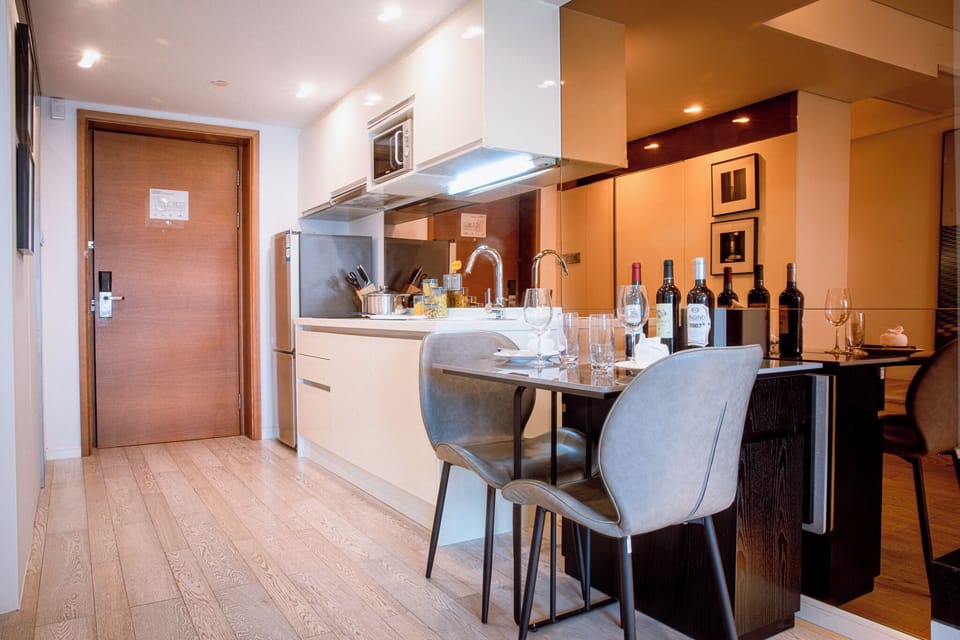 Classic Duplex, 1 Queen Bed, Kitchenette | Dining
