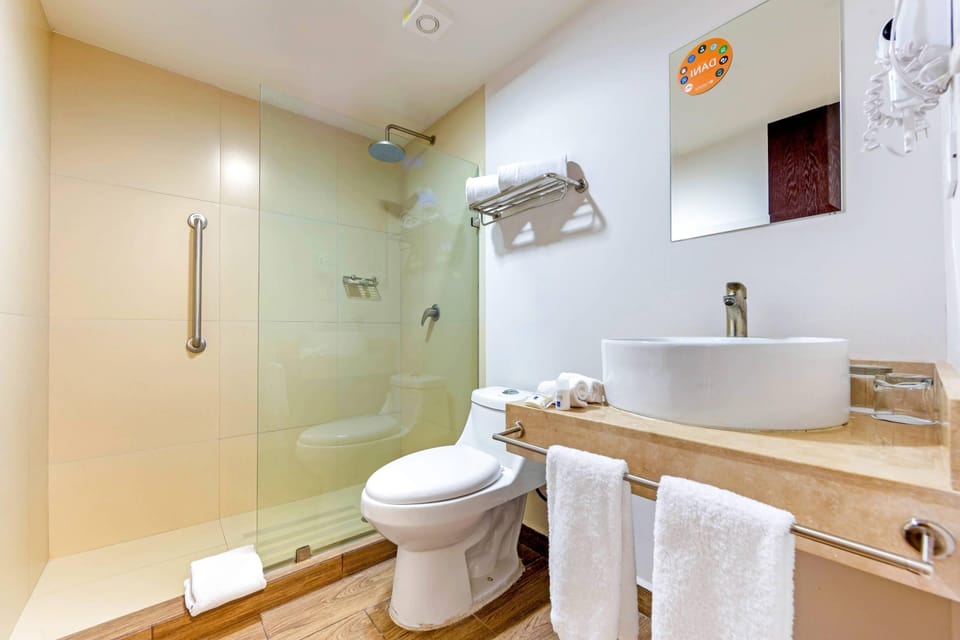 Standard Room, 1 Queen Bed, Non Smoking | Desk, laptop workspace, blackout drapes, soundproofing