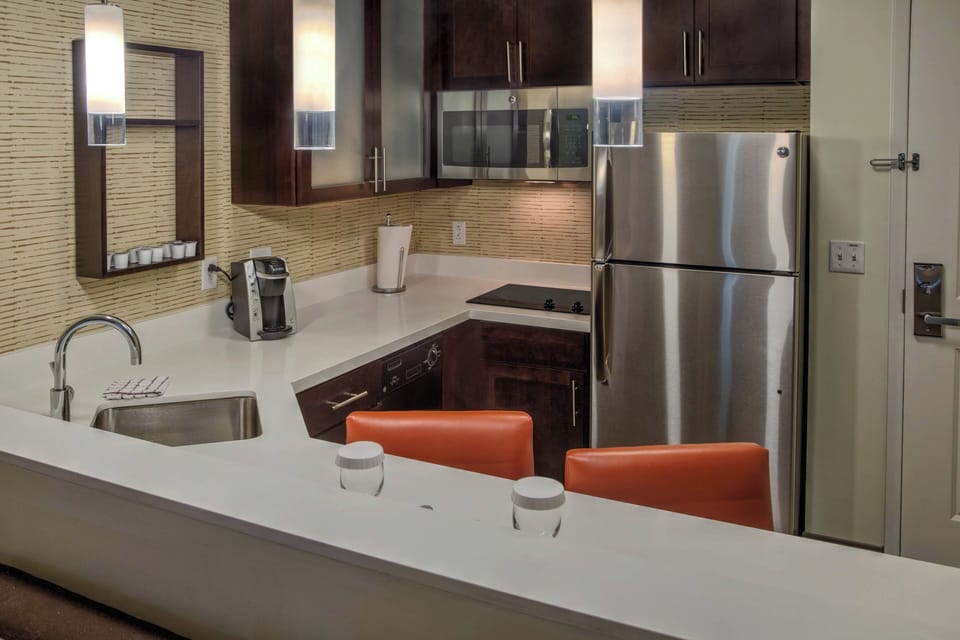 Coffee/tea maker, fridge, microwave, stovetop