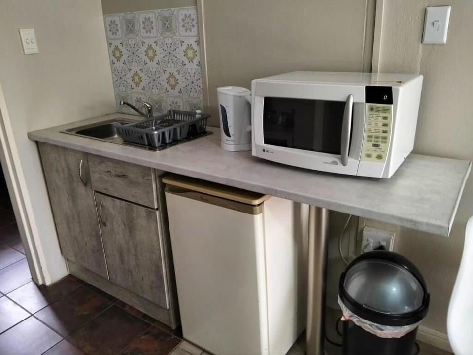 Standard Single Room, Patio, Garden View | Private kitchen | Full-size fridge, microwave, oven, stovetop