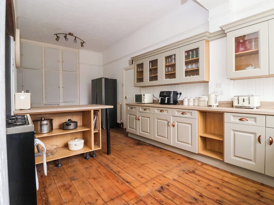 Cottage | Private kitchen | Dishwasher, cookware/dishes/utensils